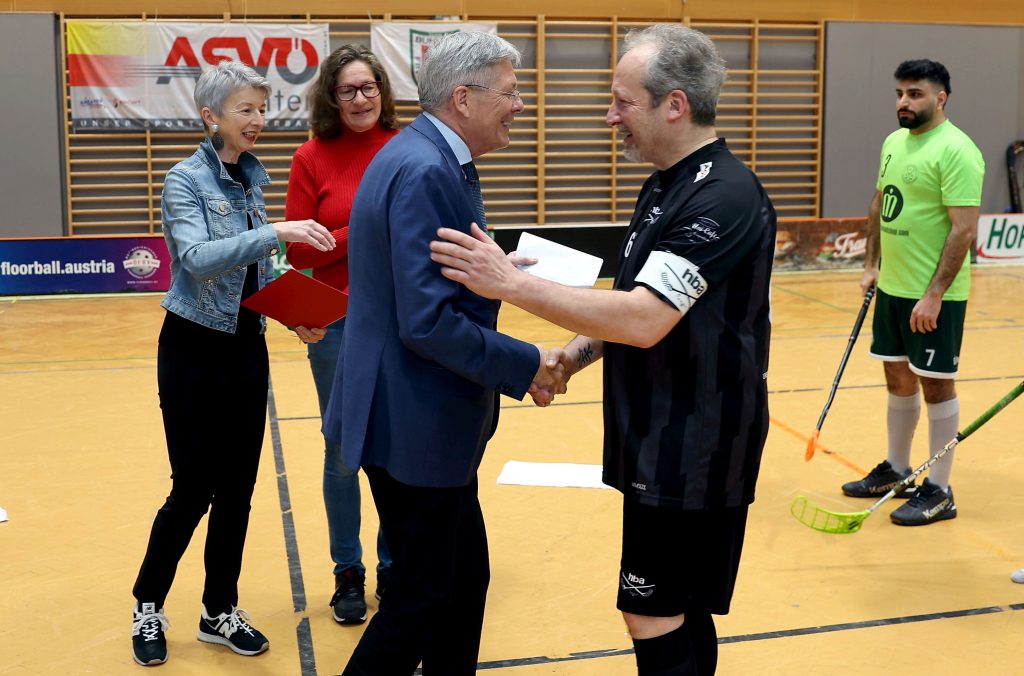 Verleihung des Sportverdienstzeichens in Silber an Herrn Alfred Günter Kampel.  LH Peter Kaiser, Alfred Günter Kampel